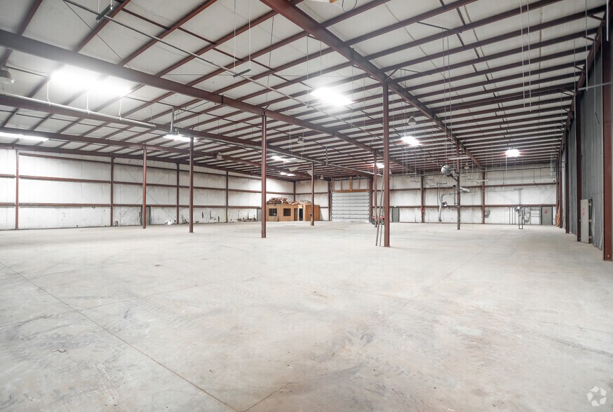 More Photos Of 908-918 E Franklin St, Hartford City Manufacturing For Lease