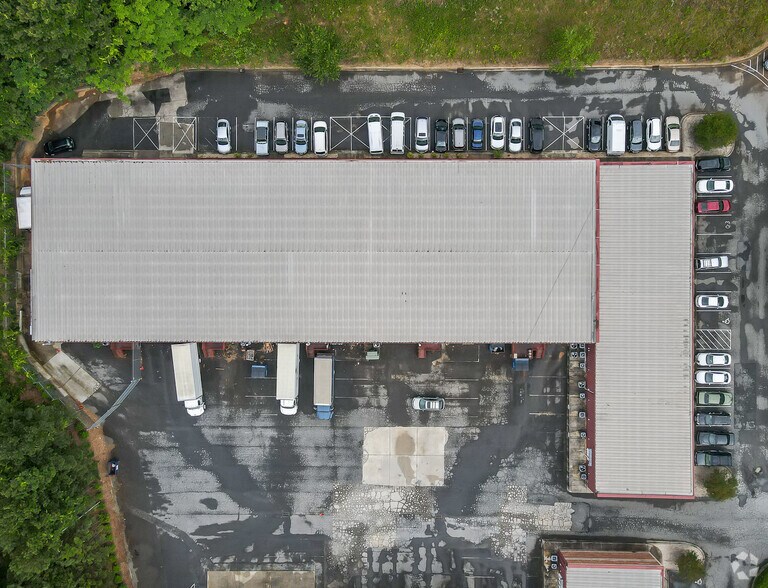 More Photos Of 210 E Arrowhead Dr, Charlotte Industrial For Lease