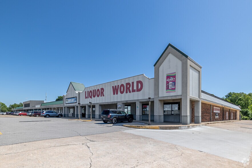 More Photos Of 3340 N College Ave, Fayetteville Storefront For Lease