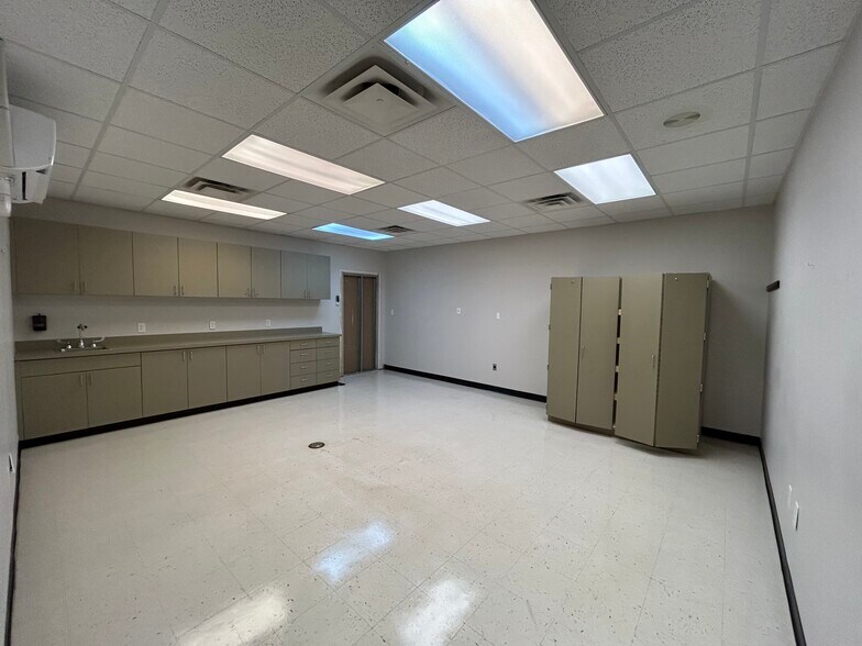 More Photos Of 1230 E Kingsley St, Springfield Medical For Lease