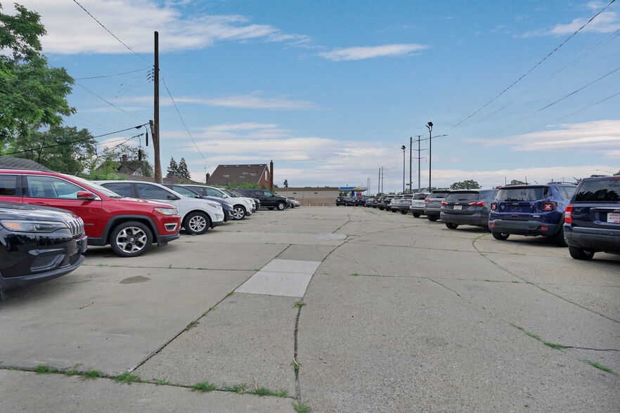 More Photos Of 8146 E 8 Mile Rd, Detroit Auto Dealership For Lease