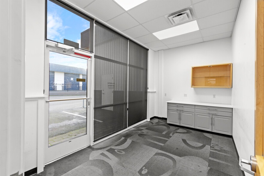 More Photos Of 11105 Steele St S, Tacoma Flex For Lease