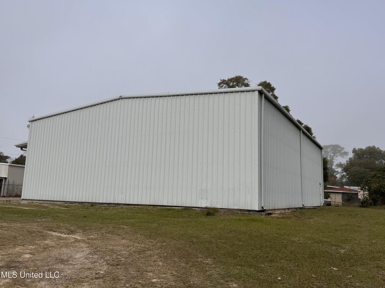 More Photos Of 610 A Ave, Gulfport Industrial For Lease