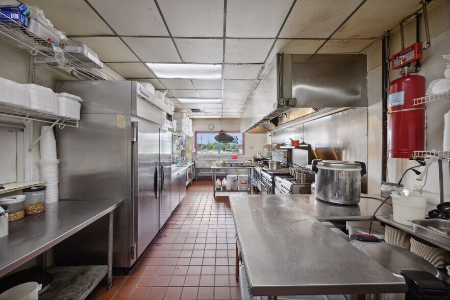 More Photos Of 525 Oates Rd, Garland Freestanding For Sale