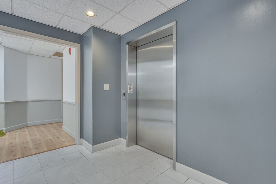 More Photos Of 52 New Orleans Rd, Hilton Head Island Office For Sale