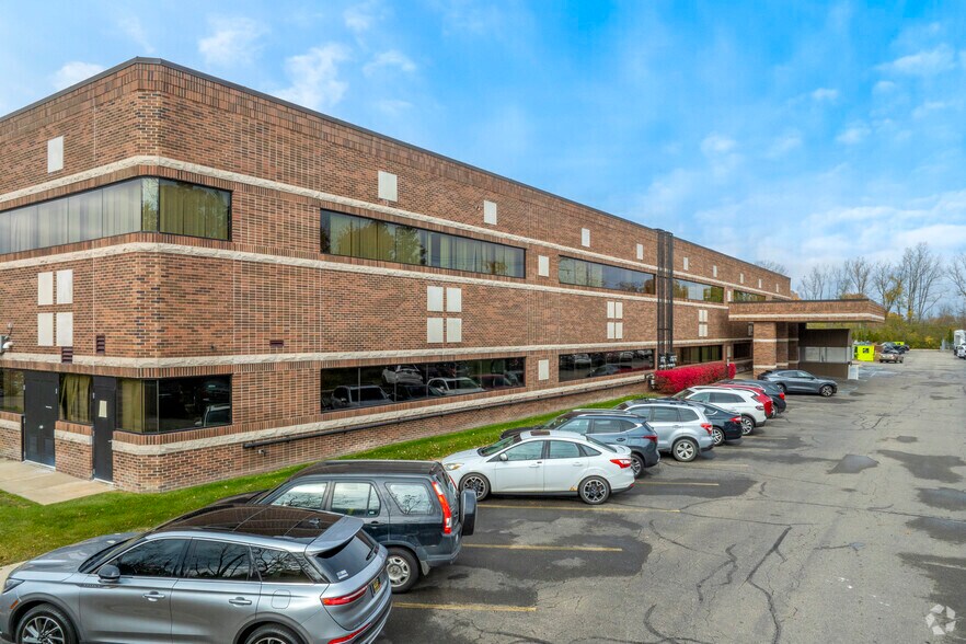 More Photos Of 2300 Haggerty Rd, West Bloomfield Medical For Lease