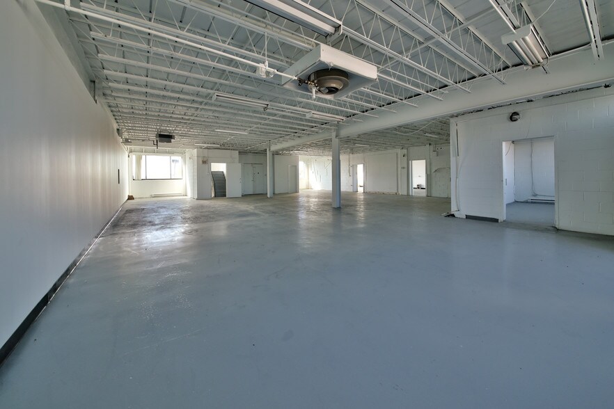 More Photos Of 8515 Av 9e, Montréal Light Manufacturing For Sale