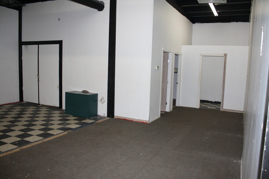 More Photos Of 5105 51 st, Drayton Valley Storefront Retail Office For Sale