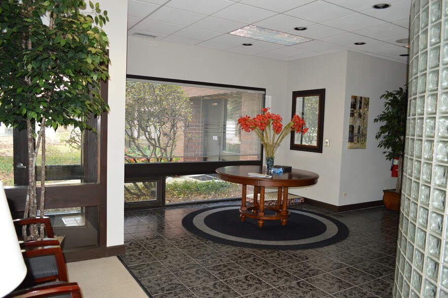 More Photos Of 915 N Plum Grove Rd, Schaumburg Office For Sale