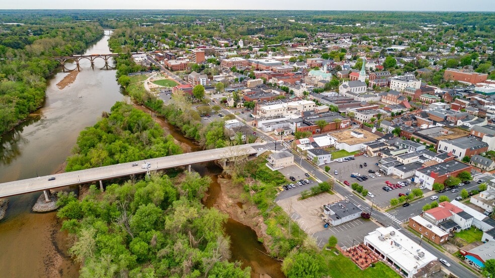 More Photos Of 1017 Sophia St, Fredericksburg Restaurant For Lease