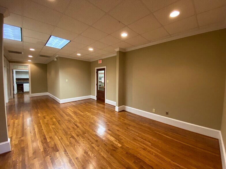 More Photos Of 217-219 E Washington St, Greenville Storefront Retail Office For Lease