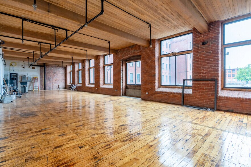 More Photos Of 4 Open Square Way, Holyoke Showroom For Lease