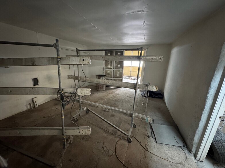 More Photos Of 4500-4508 E 27th St, Kansas City Service For Lease