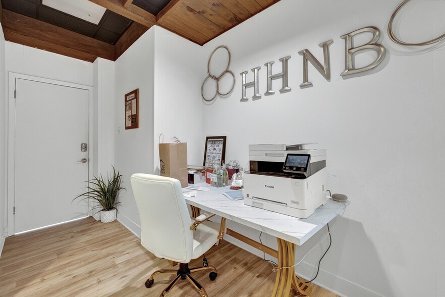 More Photos Of 123 N Seguin Ave, New Braunfels Office For Lease