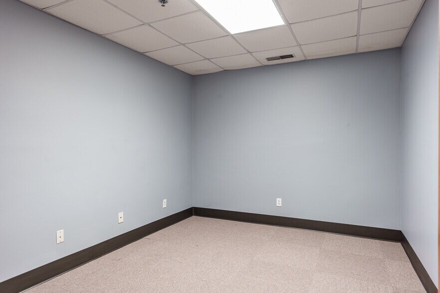 More Photos Of 3944 Auburn St, Rockford Industrial For Sale