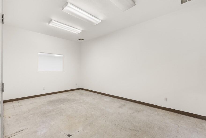 More Photos Of 6951 Oran Cir, Buena Park Warehouse For Lease