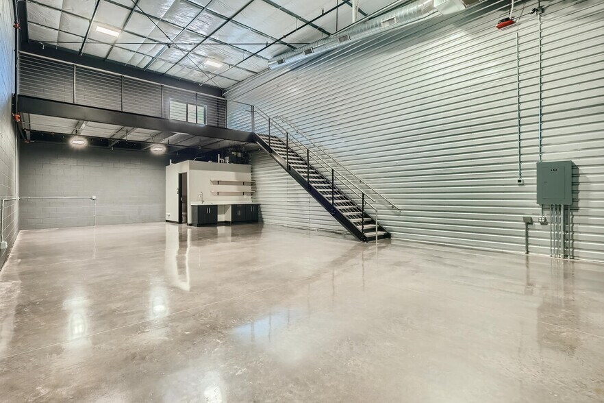 More Photos Of 11 NW Frontage Rd, Fort Collins Showroom For Lease