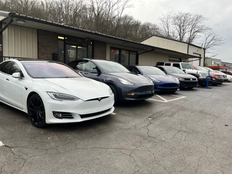 More Photos Of 617 S James Campbell Blvd, Columbia Auto Dealership For Lease