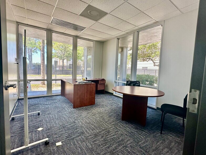 More Photos Of 5509 W Gray St, Tampa Office For Sale
