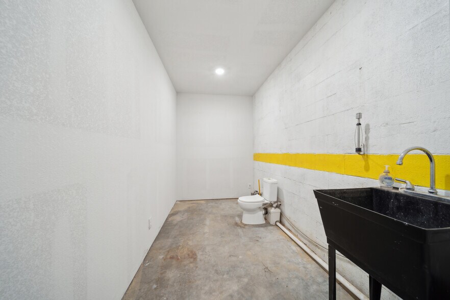 More Photos Of 4434-4437 S 74th Ave, Tulsa Warehouse For Sale