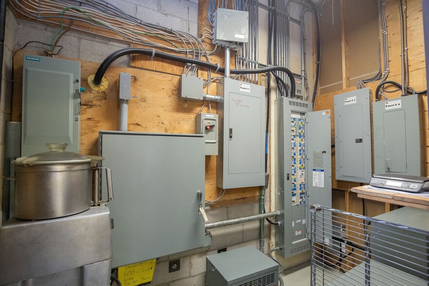 More Photos Of 190 Hempstead Dr, Hamilton Refrigeration Cold Storage For Sale