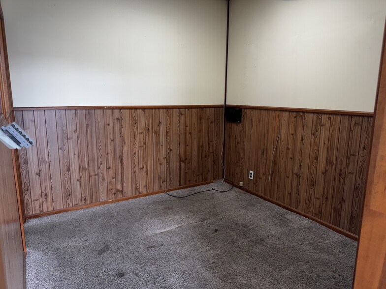 More Photos Of 1847 Newbridge Rd, North Bellmore Storefront For Lease