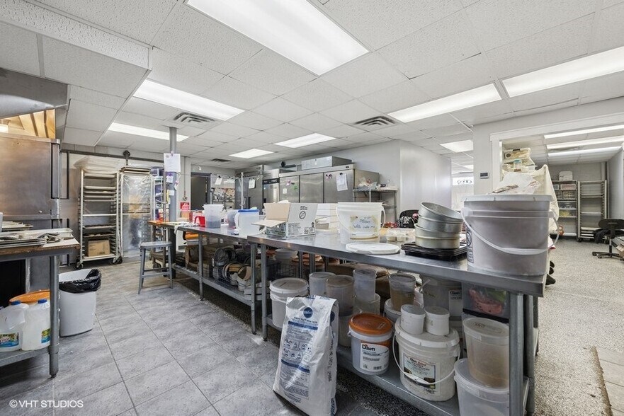 More Photos Of 800 W Broadway St, Bradley General Retail For Sale