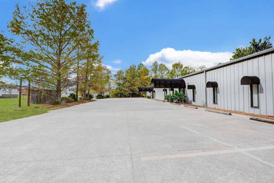 More Photos Of 7415 Eastex Freeway Plaza, Beaumont Industrial For Sale