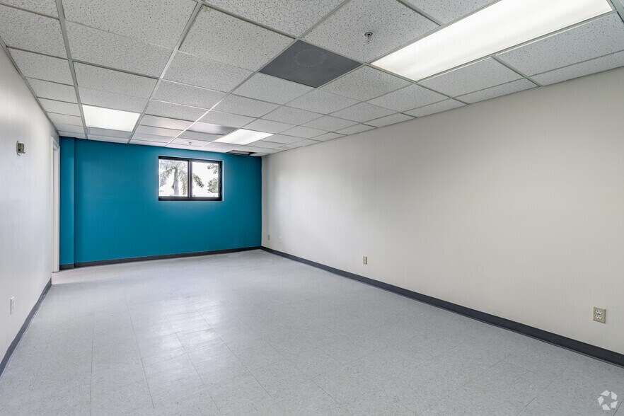 More Photos Of 2401 72nd St N, Saint Petersburg Manufacturing For Sale