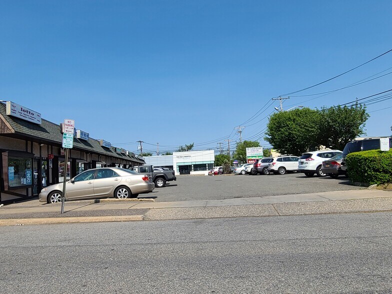 90 Jericho Tpke, Mineola, NY 11501 Retail For Lease