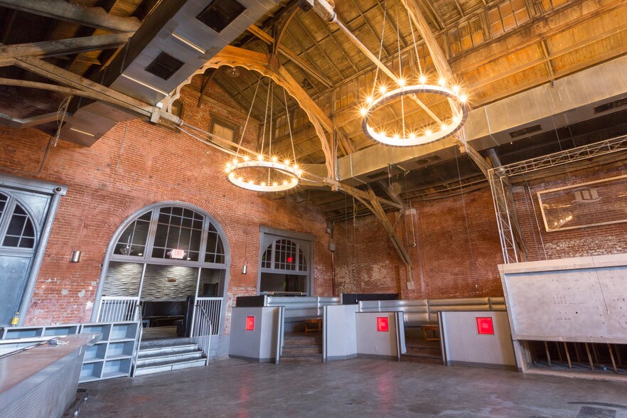 More Photos Of 3221-3225 Olive St, Saint Louis Bar For Lease