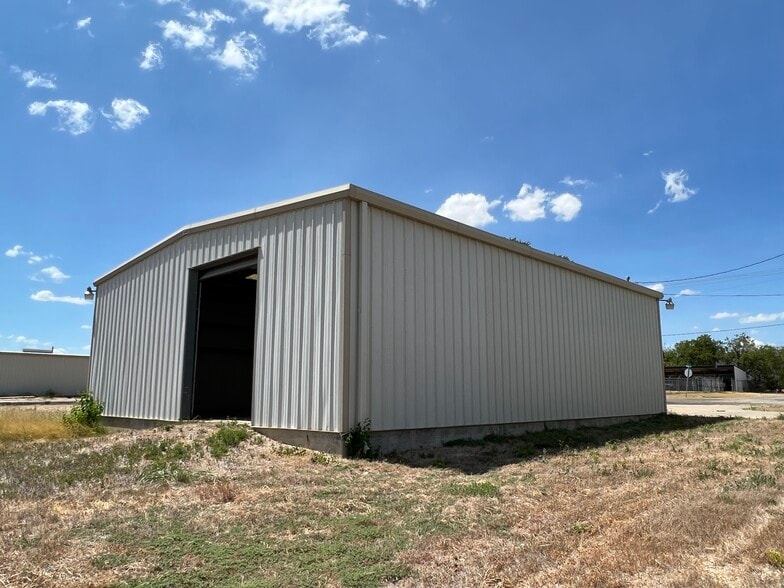More Photos Of 408 E 2nd St, Taylor Warehouse For Lease