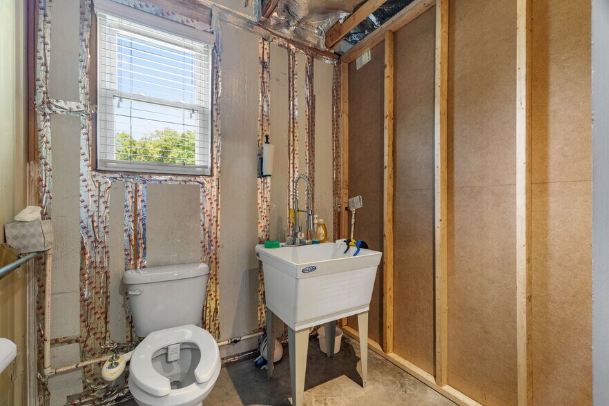 More Photos Of 354 County Road 172, Florence Flex For Sale