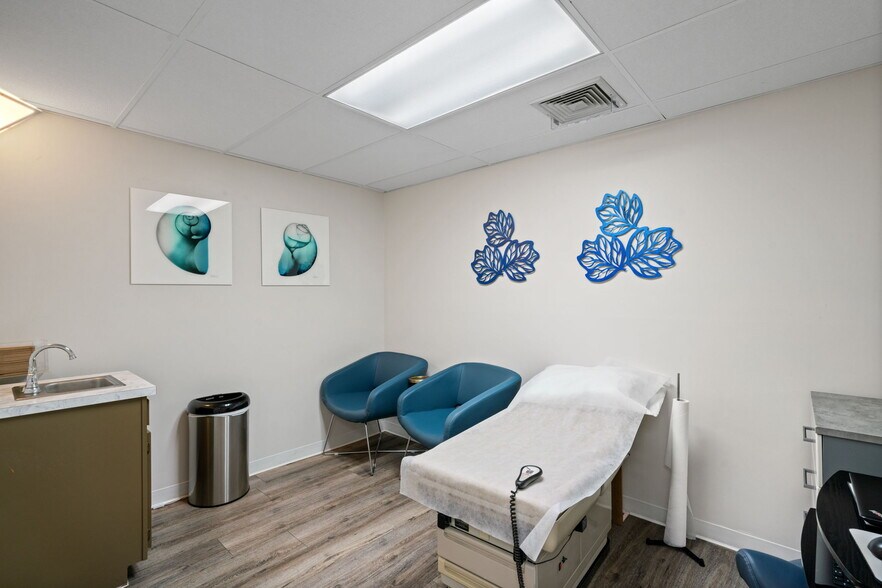 More Photos Of 9668-9683 Main St, Fairfax Medical For Lease