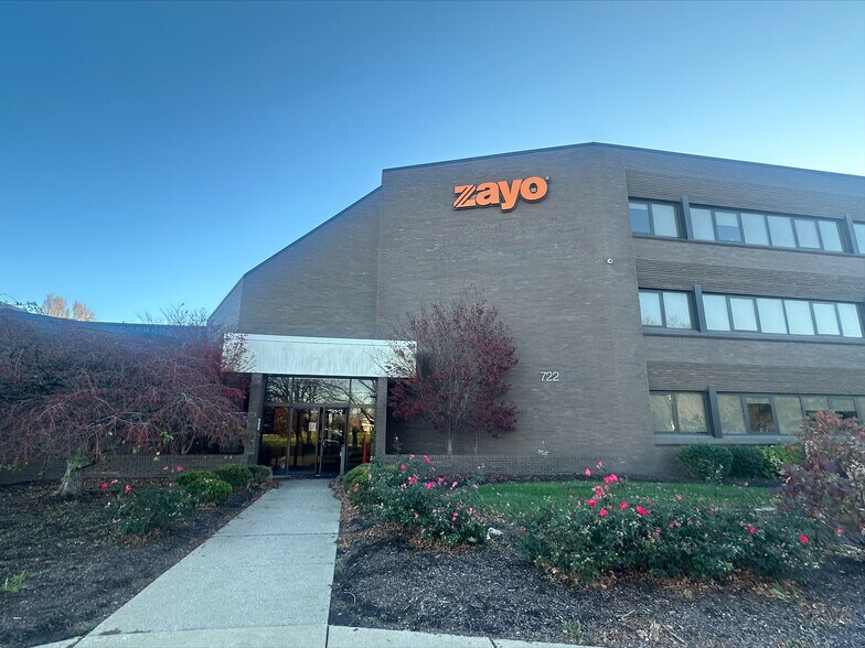 More Photos Of 720-722 N High School Rd, Indianapolis Office For Sale