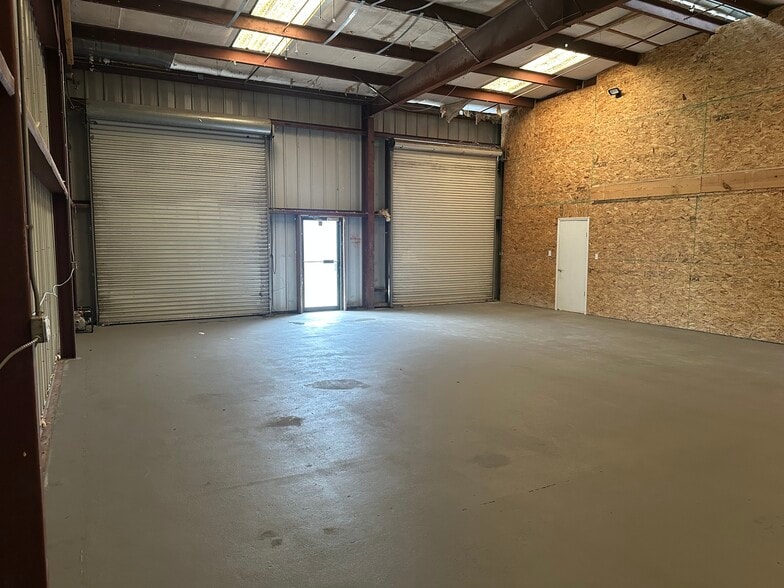 More Photos Of 9555 Sunbeam Center Dr, Jacksonville Warehouse For Sale