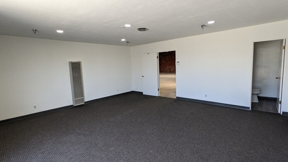 More Photos Of 536 E Walnut Ave, Fullerton Warehouse For Lease