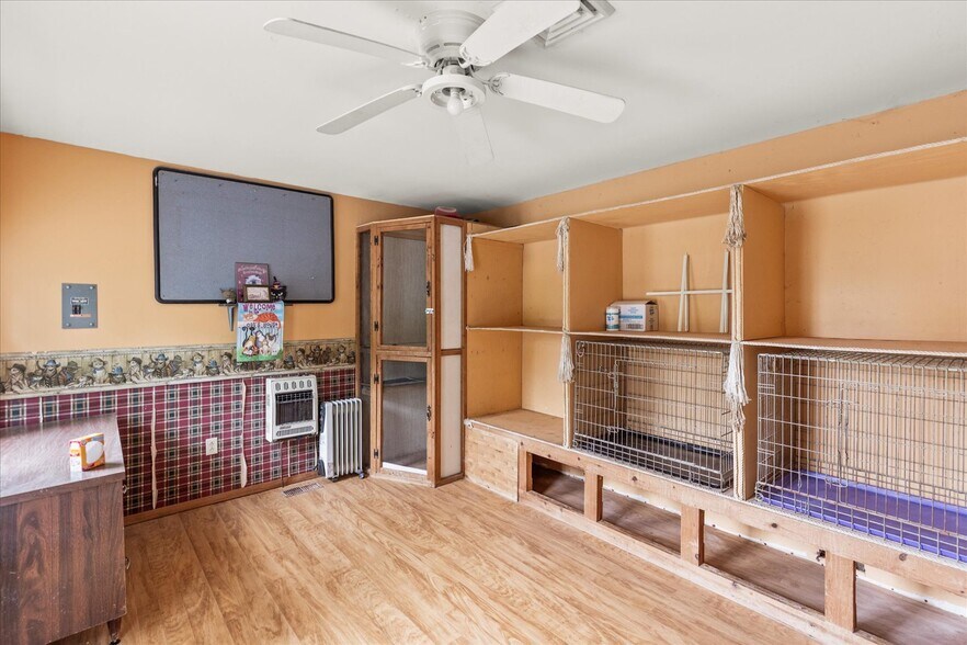 More Photos Of 333 Newcomer Rd, Windsor Veterinarian Kennel For Sale