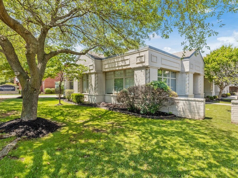 More Photos Of 410-430 N Carroll Ave, Southlake Unknown For Lease