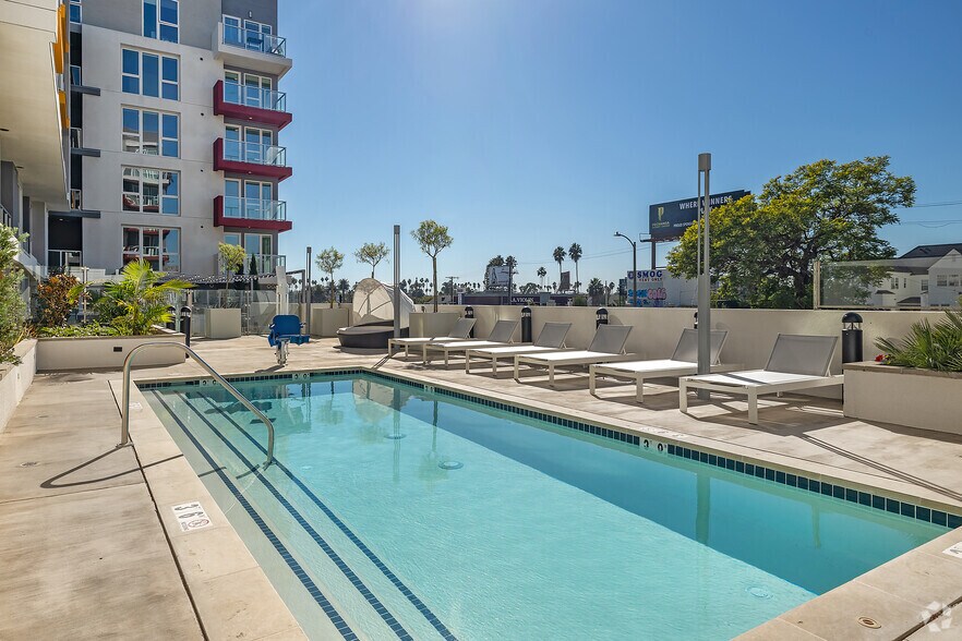 More Photos Of 988 S Manhattan Pl, Los Angeles Apartments For Lease