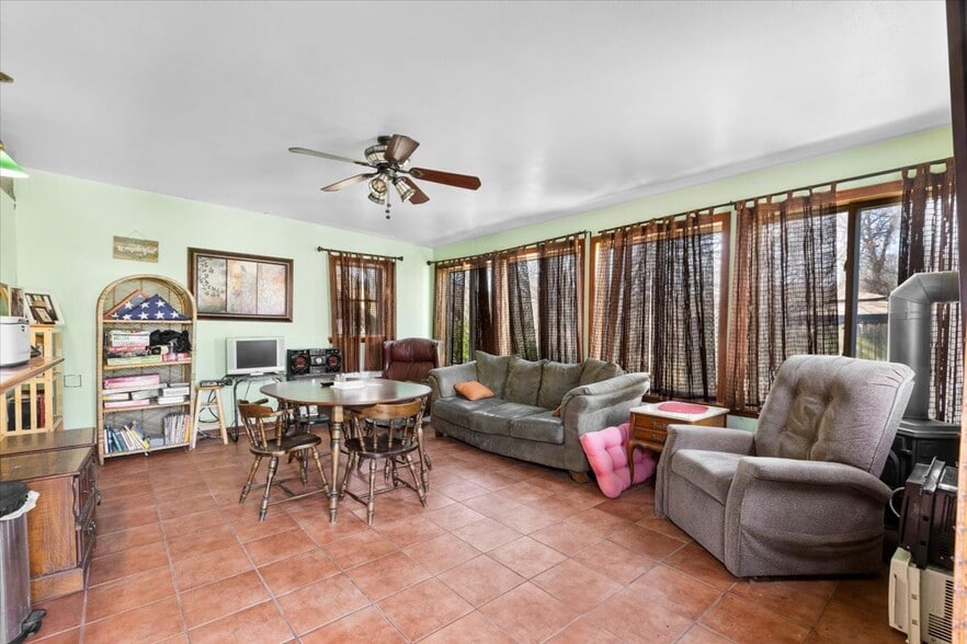 More Photos Of 1049 River Rd, Selkirk Hotel For Sale