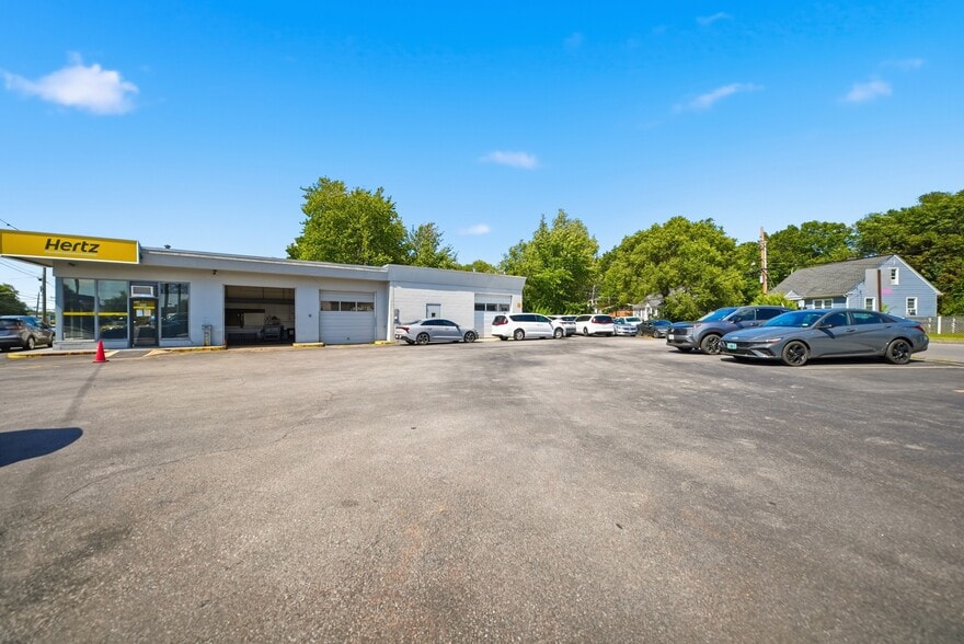 More Photos Of 428 S Willow St, Manchester Freestanding For Sale