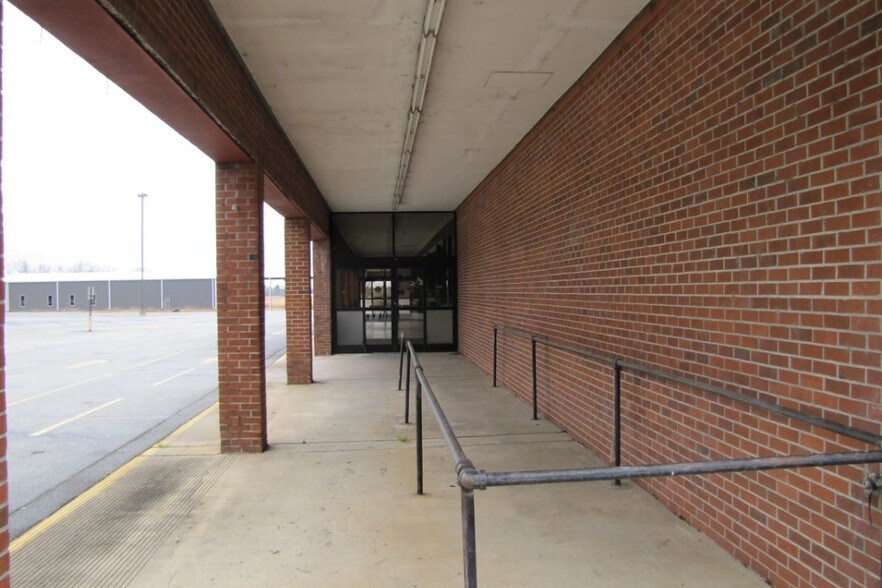 More Photos Of 502 Ashburn Rd, Sylvester General Retail For Lease