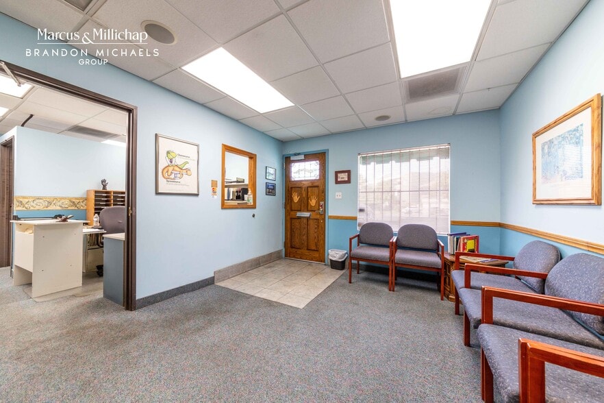 More Photos Of 1600 E Chevy Chase Dr, Glendale General Retail For Sale