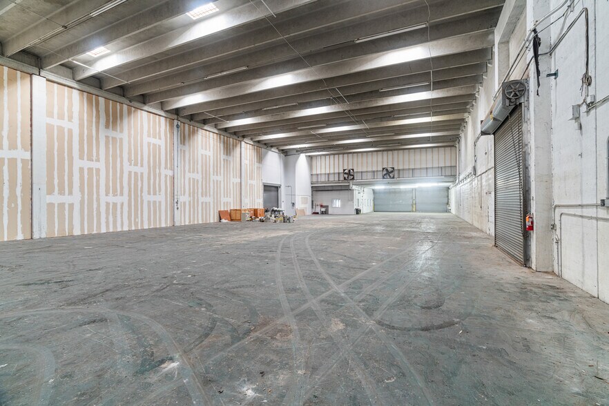 More Photos Of 2741 W 76th St, Hialeah Warehouse For Lease