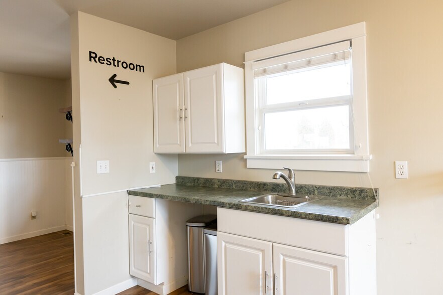 More Photos Of 1215 B St, Hood River Office For Sale