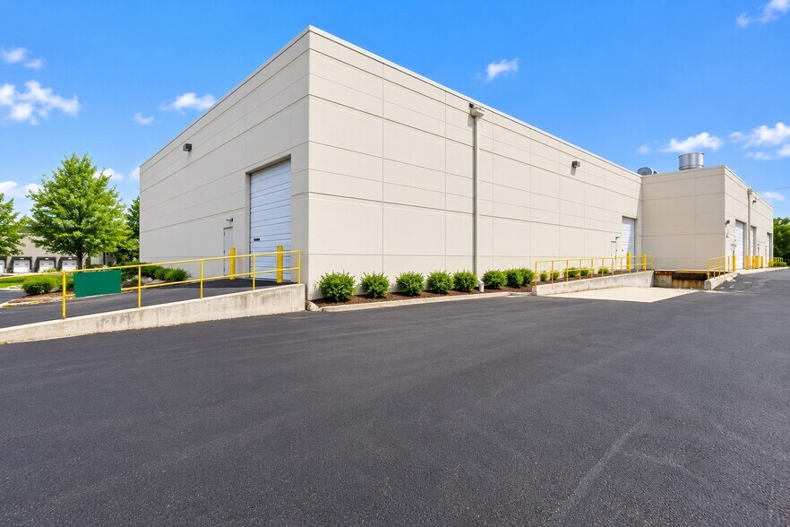 More Photos Of 475 Quadrangle Dr, Bolingbrook Warehouse For Lease