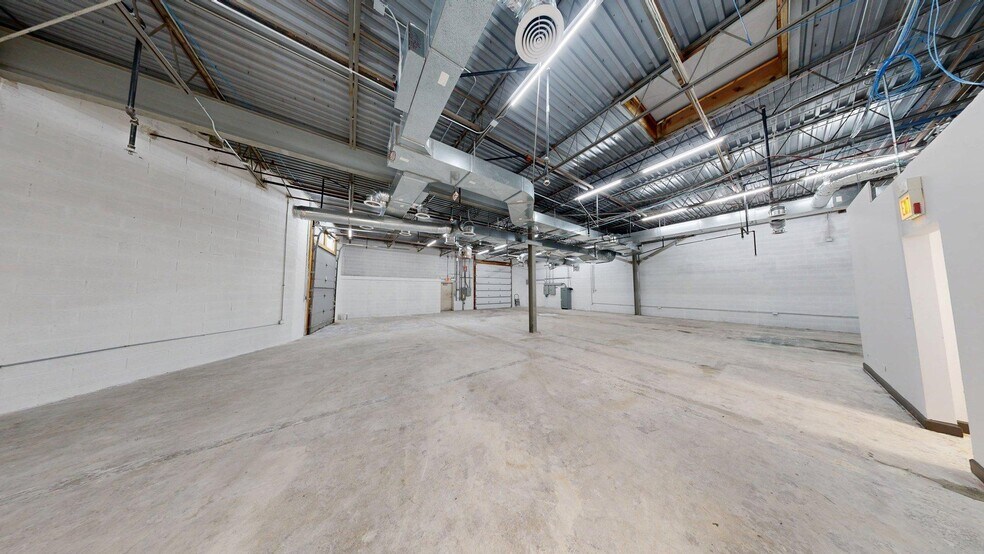 More Photos Of 271-285 E Helen Rd, Palatine Light Distribution For Sale