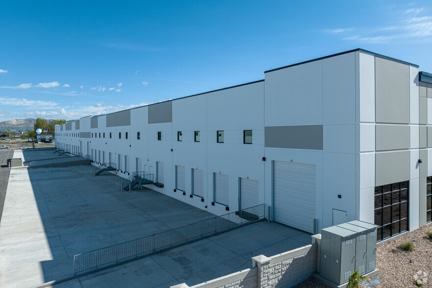 More Photos Of 593-689 N Saratoga Rd, Saratoga Springs Warehouse For Lease