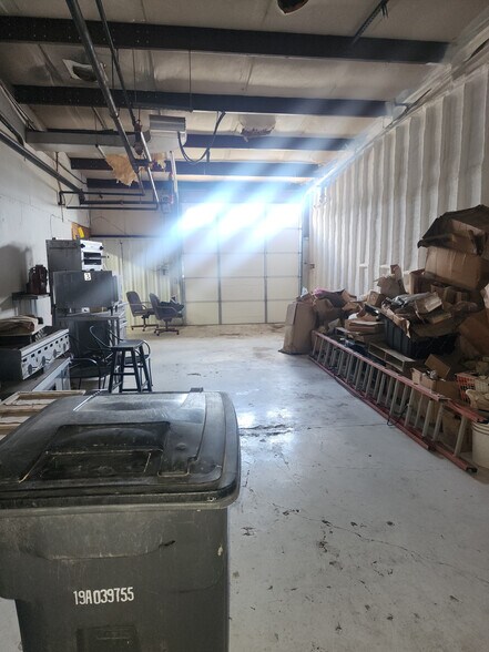 More Photos Of 810-812 SE 3rd St, Lawton Light Manufacturing For Sale